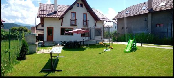 A la foto es mostra l'objecte Vila Decebal situat a la ciutat de Bănicel.