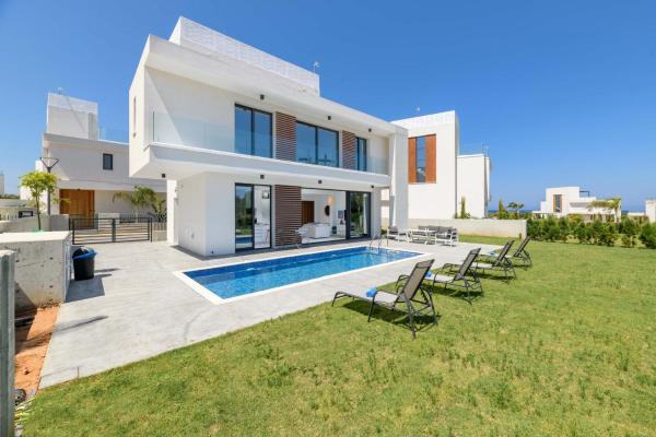 A la foto es mostra l'objecte By The Beach - White Coral Villa situat a la ciutat de Protaras.