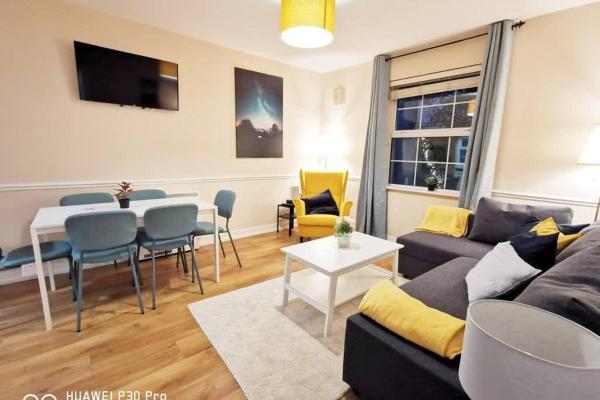 A la foto es mostra l'objecte NEW Spacious & central 3bedroom apartment TV& WIFI situat a la ciutat de Dublín.