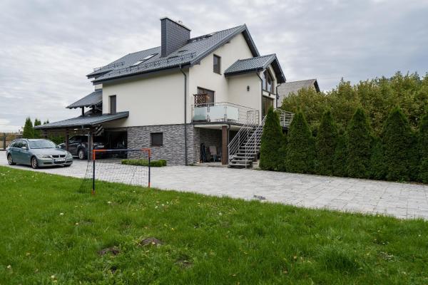 照片显示了位于Grabówko市的Kaszubski Biegun One物件。