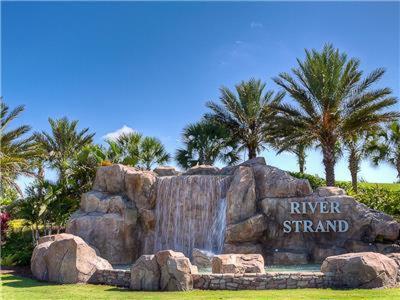 Na foto é possível ver o objeto 128 Sweet Tree! Lakeside home with private pool located in River Strand Golf & CC localizado na cidade de Parrish.