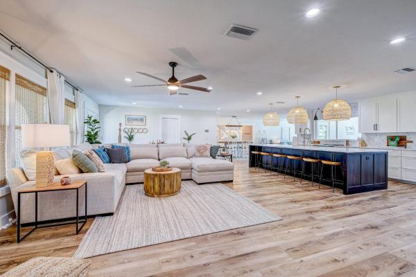 Na zdjęciu widoczny jest obiekt NEW! Cortez Cabana! Canal front home with heated pool & boat dock! położony w mieście Bradenton.