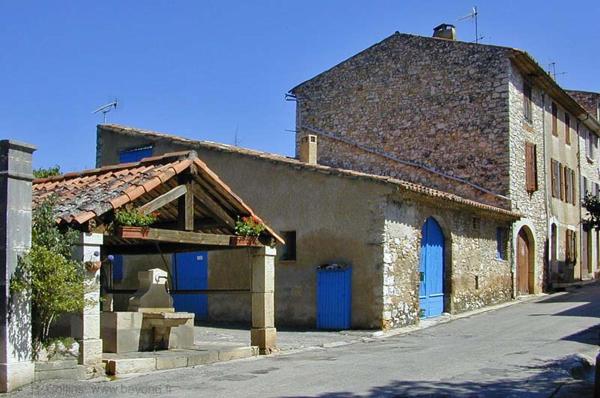 A la foto es mostra l'objecte Maison de village centre Quinson situat a la ciutat de Quinson.