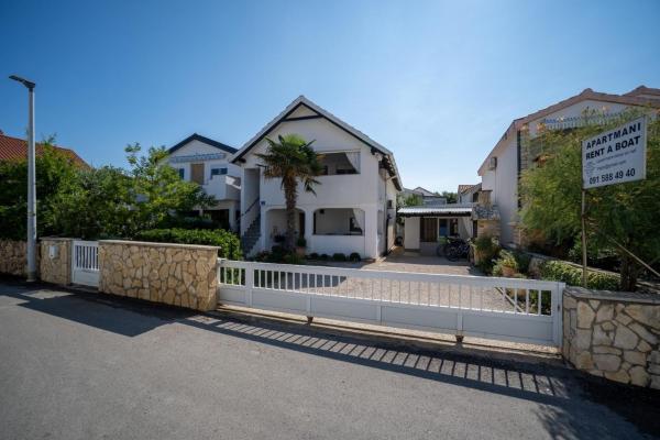 A la foto es mostra l'objecte Apartments with parking space Vir - 22626 situat a la ciutat de Vir.