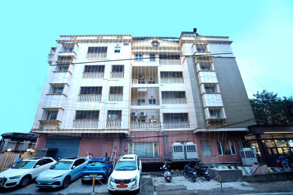 A la foto es mostra l'objecte Blossoms Hotel & Service Apartments situat a la ciutat de Chennai.