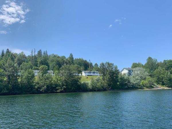 La photo montre l'objet Renovated chalet for rent in front of the lake situé dans la ville de Gracefield.
