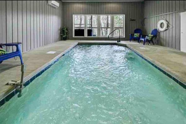 A la foto es mostra l'objecte Tennessee Oasis Pool Cabin situat a la ciutat de Sevierville.