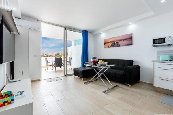 Nella foto è visibile l'oggetto Ocean View Apartment with large terrace and Netflix smart TV Costa Adeje situato nella città di Adeje.