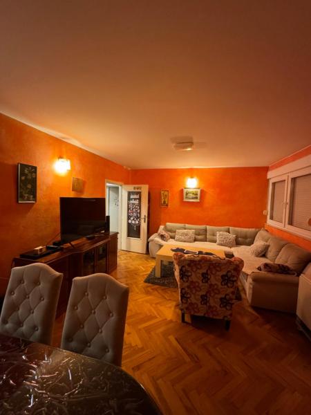 写真にはモスタル市にあるApartman Sunnyplaceが写っています。