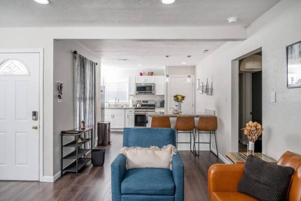A la foto es mostra l'objecte Remodeled Home w/ King Bed, Bunk Bed, & Yard Games situat a la ciutat de Concord.