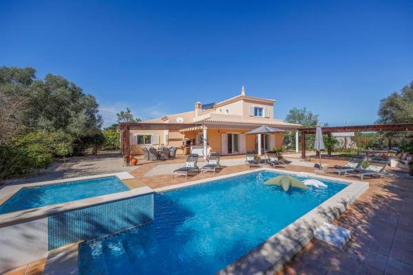 Na zdjęciu widoczny jest obiekt Stunning Countryside Villa w Private Garden & Pool położony w mieście Alcaria.