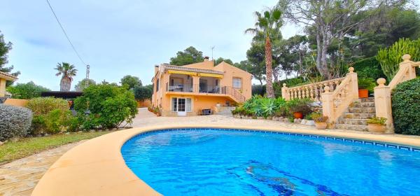 På billedet ses objektet Villa los Agaves Javea piscina y barbacoa beliggende i byen Jávea.