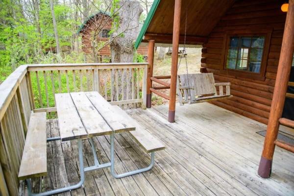 Billede 1: Rustic Cabin with Views in Bloomington