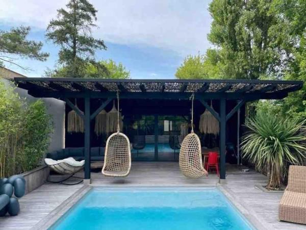 A la foto es mostra l'objecte Villa Le Patio Bleu au calme, piscine chauffée, centre ville situat a la ciutat de Arès.