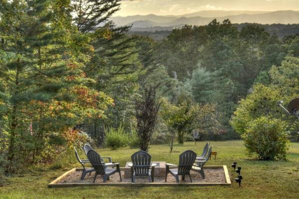 A la foto es mostra l'objecte Endless Views~ Movie Theater ~ Hot Tub ~ Game Room situat a la ciutat de Mineral Bluff.