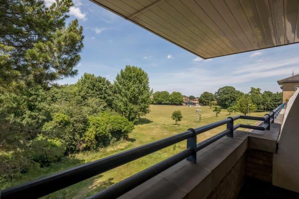 Zdjęcie 3: Charming & Spacious House With FREE PARKING