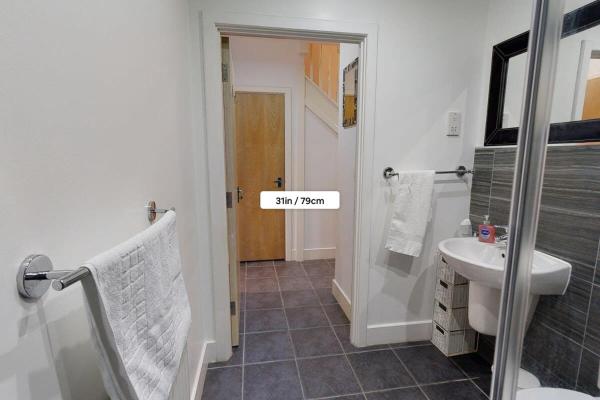 Zdjęcie 2: Charming & Spacious House With FREE PARKING