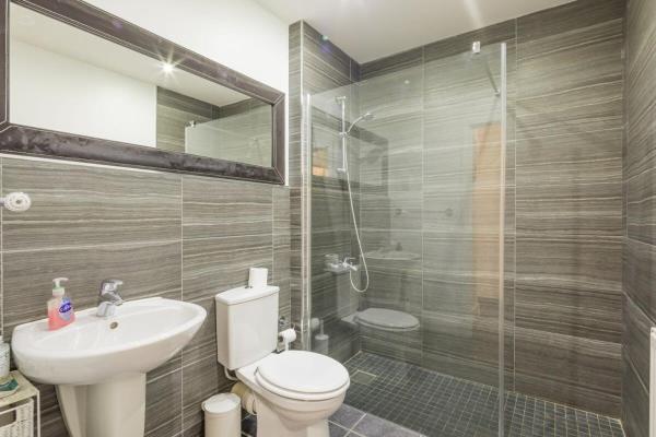 Zdjęcie 8: Charming & Spacious House With FREE PARKING