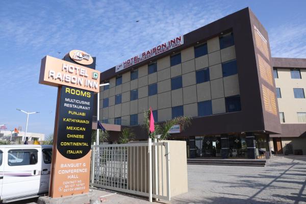 Nella foto è visibile l'oggetto Hotel Raison Inn Bechraji situato nella città di Sami.