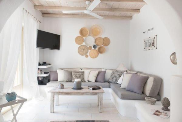 A la foto es mostra l'objecte Villa Nausithoe 1 Paros situat a la ciutat de Logaras.