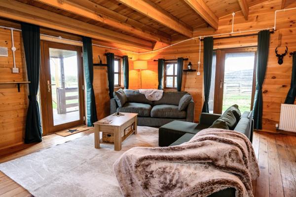 A la foto es mostra l'objecte Reindeer Lodge Very Special Retreat With Private Hot Tub Near Cannock Chase By StayStaycations situat a la ciutat de Hamstall Ridware.