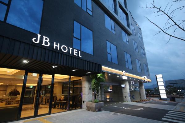 На фото показан объект JB Tourist Hotel, расположенный в городе Uksu.