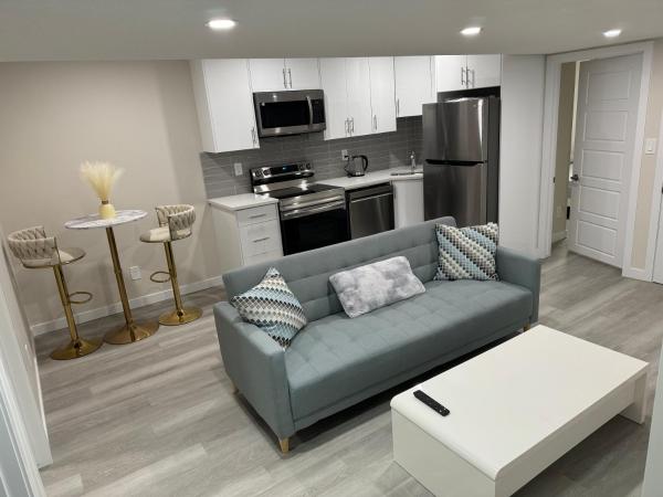 Brand new 2 Bedrooms modern guest suite with separate entrance, Calgary