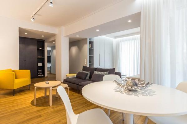 Na fotografii je vidět objekt Elegance Vouliagmeni Gem Luxury Apt, Walk to Beach nacházející se ve městě Vouliagméni.