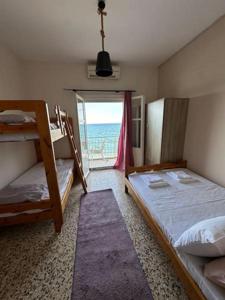 Na zdjęciu widoczny jest obiekt Grekou Farmhouse in the waves położony w mieście Pláka.