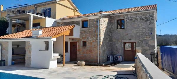 Auf dem Foto ist das Objekt Holiday home in Dobrinj - Insel Krk 42201 in der Stadt Dobrinj zu sehen.