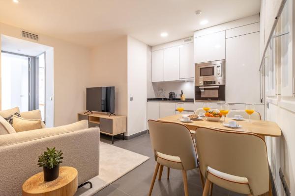 Authentic La Latina Getaway Just Steps from Madrid Iconic Rastro Latina Toledo X, Madryt