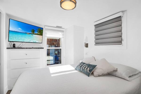 Fotografia 7: Tiny Home on Waterfront, Bay Views, Deck, Pool
