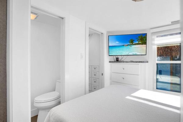 Fotografia 3: Tiny Home on Waterfront, Bay Views, Deck, Pool