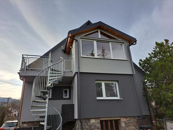 Na zdjęciu widoczny jest obiekt Apartmán Nikol położony w mieście Ráztočno.