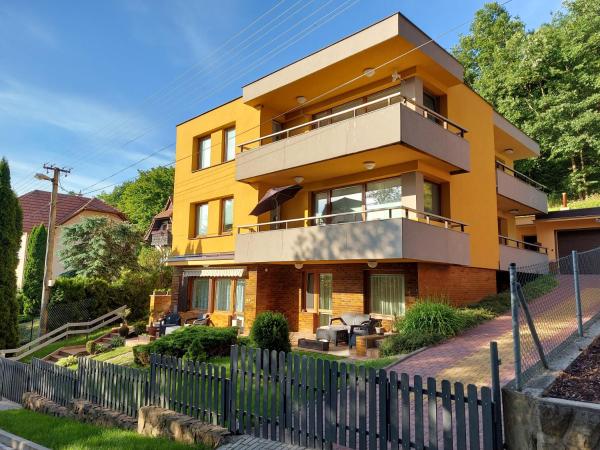 På billedet ses objektet Apartmány Luhačovice beliggende i byen Šumice.