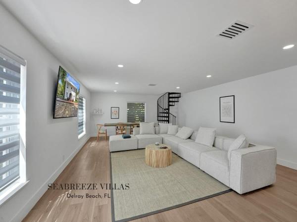 The photo shows the Spacious Villa Azul located in the city of Delray Beach.
