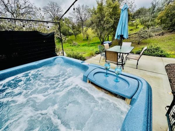 På billedet ses objektet The Lighthouse Pet Friendly Hot Tub BBQ Sleeps 11 beliggende i byen Coarsegold.