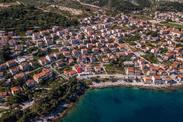 A la foto es mostra l'objecte Apartments by the sea Postira, Brac - 22197 situat a la ciutat de Postira.