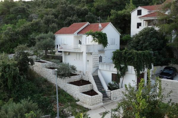 A la foto es mostra l'objecte Apartments with a parking space Postira, Brac - 22664 situat a la ciutat de Postira.