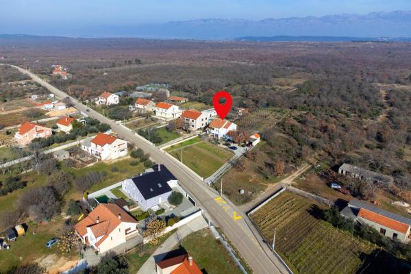 En la foto se muestra el objeto Apartments with a parking space Poljica, Zadar - 21807 ubicado en la ciudad de Vrsi.