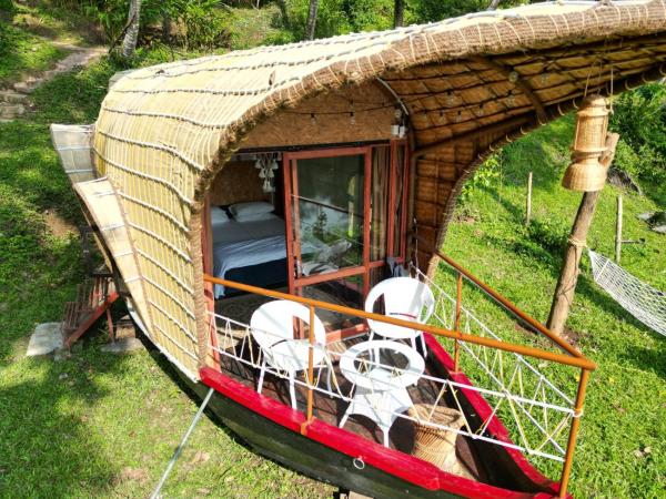 A la foto es mostra l'objecte Noah's Ark- River Front Boat House Cottage situat a la ciutat de Vandiperiyār.