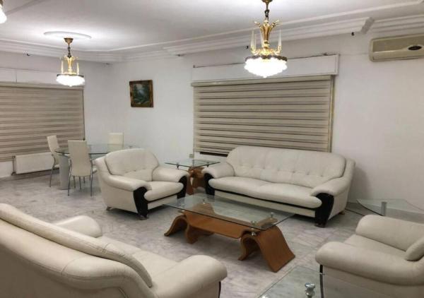 På billedet ses objektet شقة مفروشة 4غرف نوم شارع الجامعة beliggende i byen Amman.