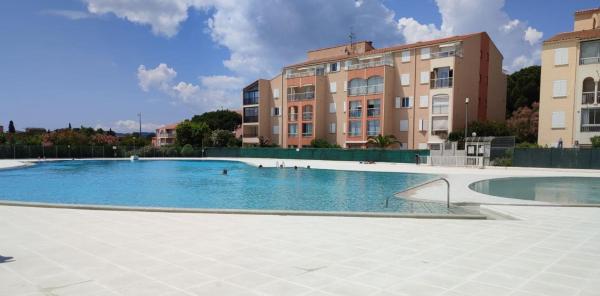 A la foto es mostra l'objecte Cosy family cocoon with beautiful loggia situat a la ciutat de Fréjus.