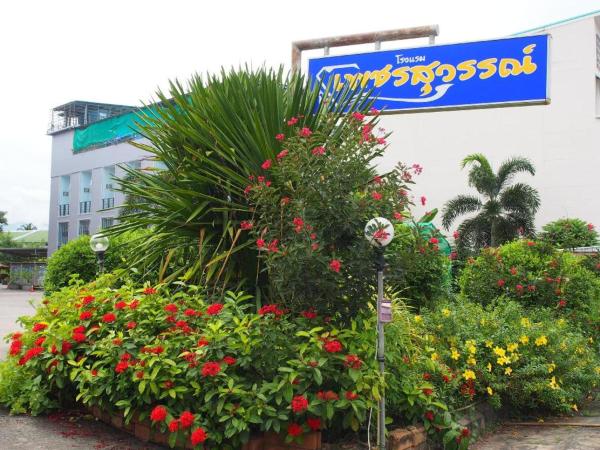 La photo montre l'objet Phetsuwan Hotel situé dans la ville de Ban Pak Nam.