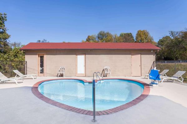 A la foto es mostra l'objecte Travelodge by Wyndham Clarksville situat a la ciutat de Clarksville.