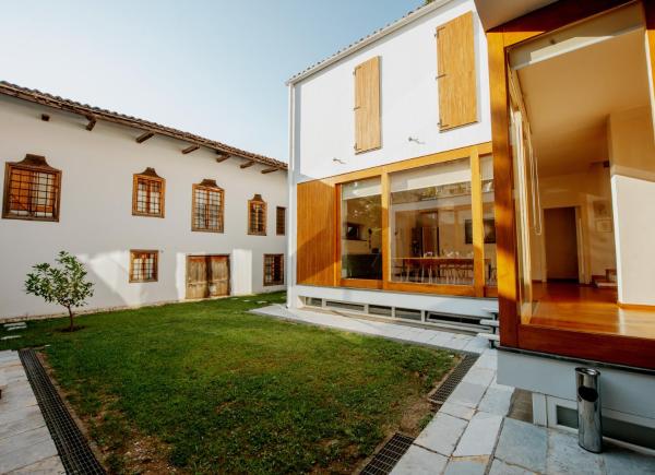 A la foto es mostra l'objecte Art House situat a la ciutat de Shkodër.