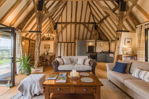 A la foto es mostra l'objecte The Thatched Barn by Bloom Stays situat a la ciutat de Stowting.