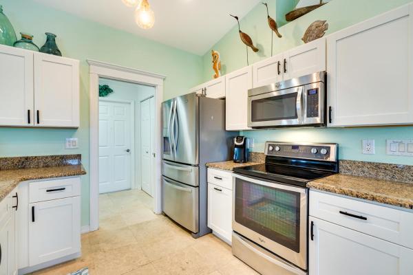 Φωτογραφία 6: Pool with Waterfall Colorful Cape Coral Gem!