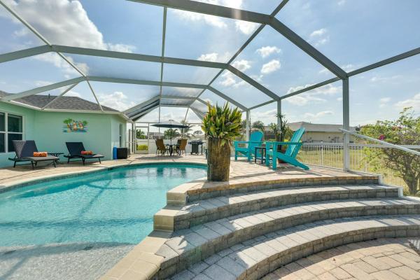 Φωτογραφία 2: Pool with Waterfall Colorful Cape Coral Gem!