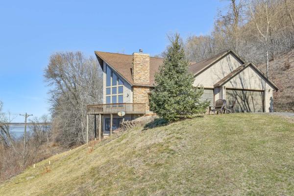 A la foto es mostra l'objecte Spacious Stoddard Retreat on Mississippi River! situat a la ciutat de Caledonia.